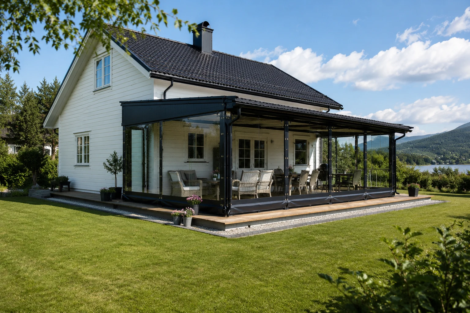 Overbygget terrasse med transparent terrassevegg og utsikt mot sjøen